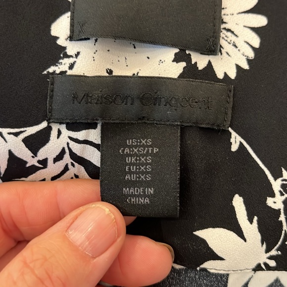 NWOT cinq a sept black and white floral print belted lightweight trench coat. - Picture 13 of 14